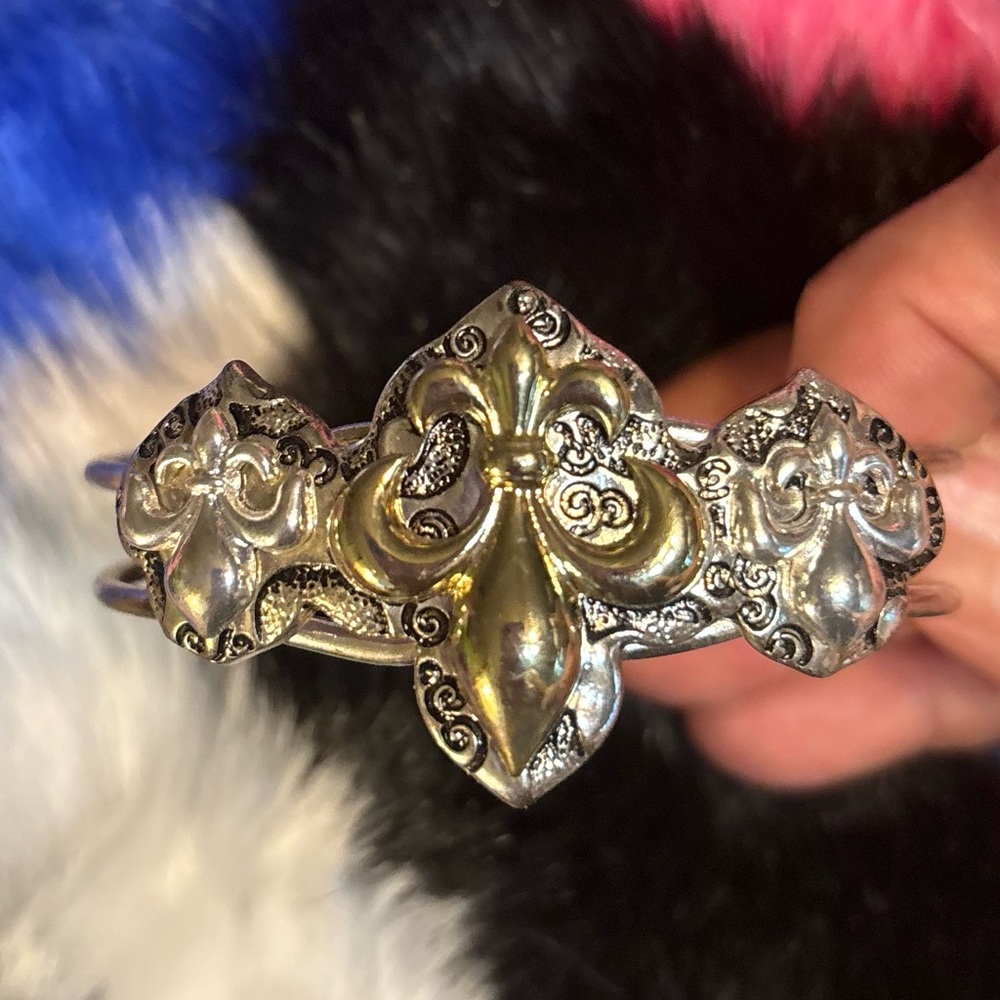Elegant Silver Fleur-de-Lis Cuff Bracelet